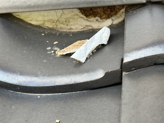 北九州市の屋根修理｜剥がれ落ちた古い漆喰と雨漏りリスクのある瓦の劣化状